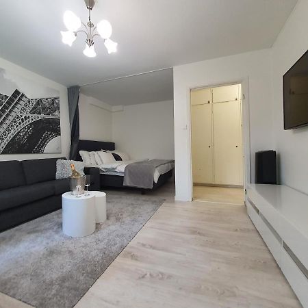Close To The Metro And The Beach!!! With A View Of The Scandinavian Forest Stockholm Exterior photo