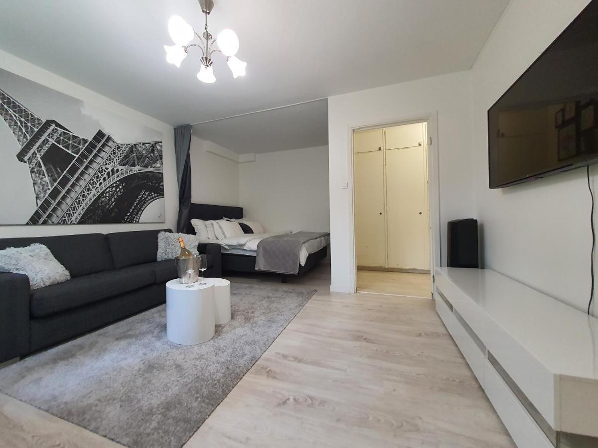 Close To The Metro And The Beach!!! With A View Of The Scandinavian Forest Stockholm Exterior photo